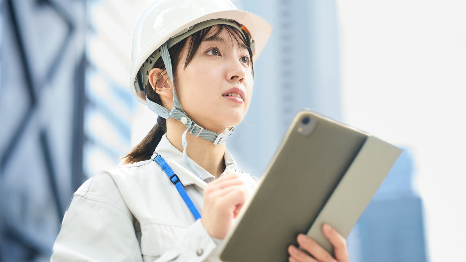 タブレットで現場状況を確認する担当者