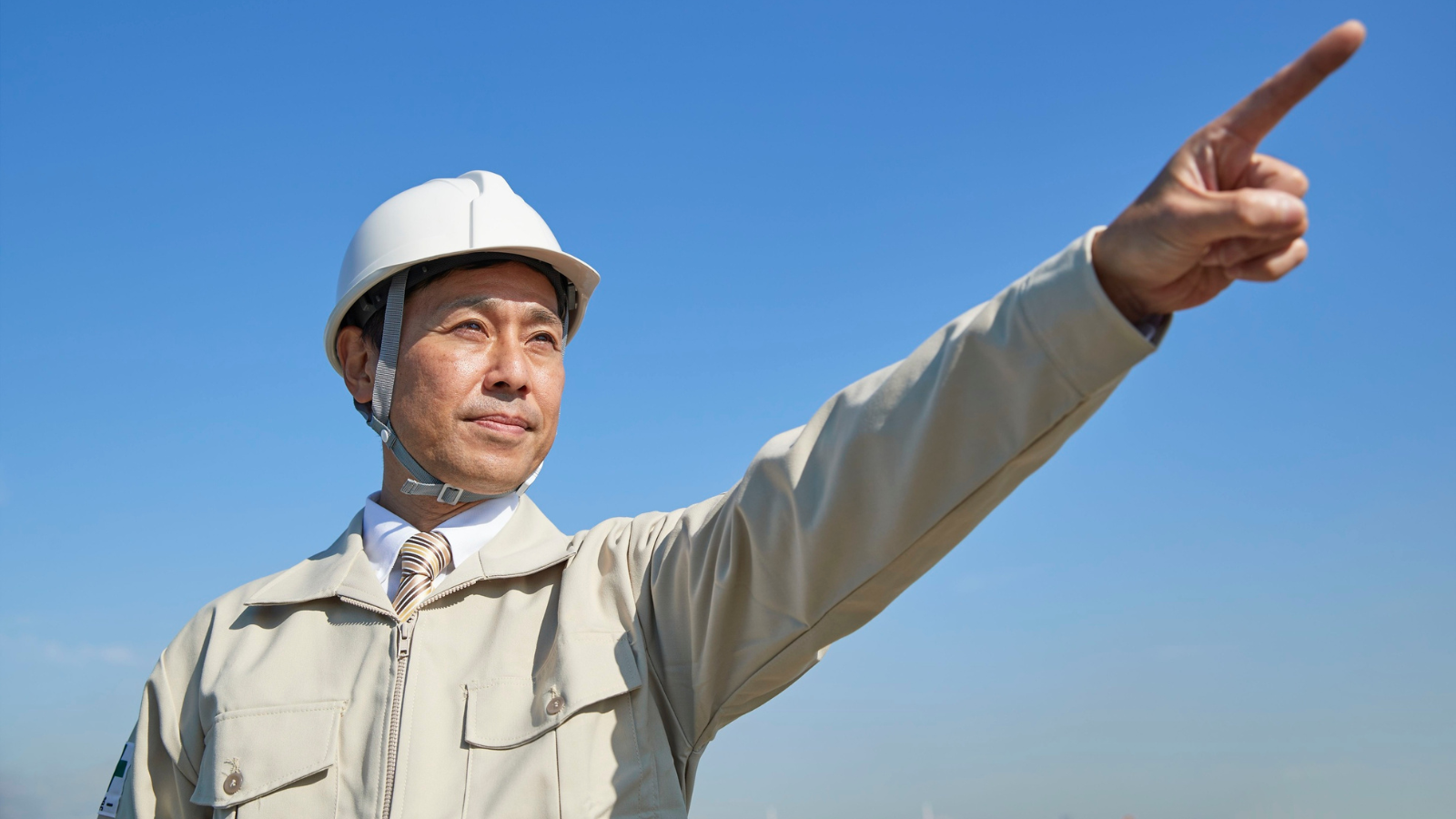 建設現場で指し示す作業員